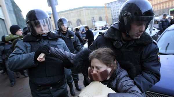 Policja zatrzymuje jedną z protestujących w Moskwie