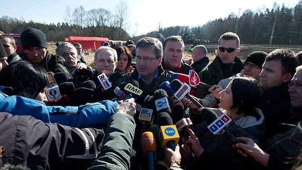 Bronisław Komorowski na miejscu katastrofy