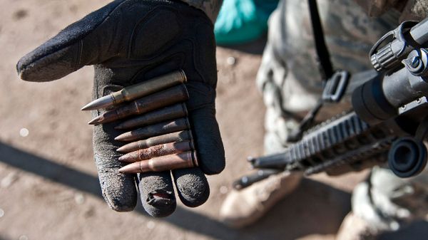 Dlaczego żołnierze decydują się na dobijanie rannych?