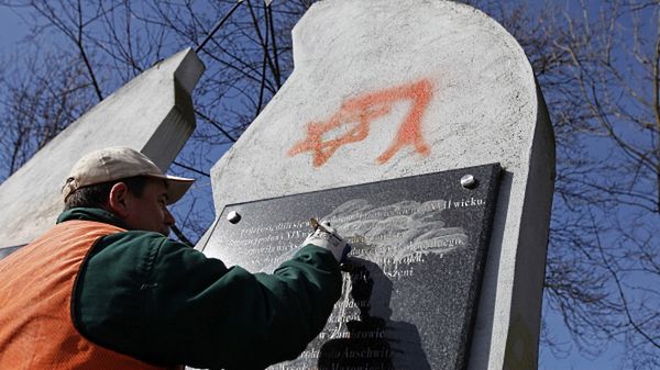 Usuwanie antyżydowskich haseł i faszystowskich symboli z ogrodzenia, pomnika i nagrobków