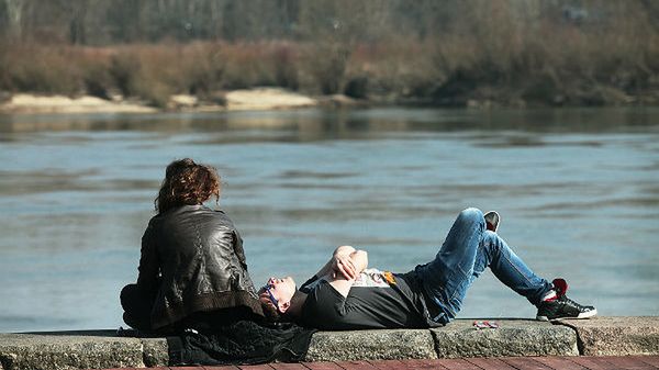 Słoneczne przedpołudnie na bulwarach wiślanych w Warszawie