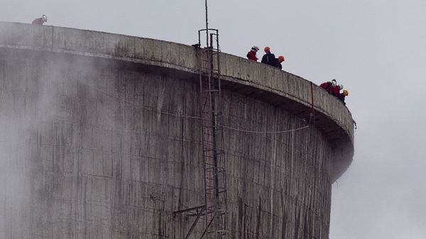 Dwunastu aktywistów Greenpeace weszło na 100-metrową chłodnię kominową Elektrowni Turów w Bogatyni