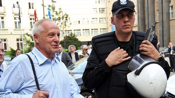 Poseł Stefan Niesiołowski przed sejmem