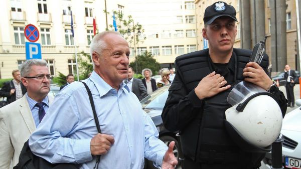 Poseł PO Stefan Niesiołowski przed sejmem 11.05.2012 r.