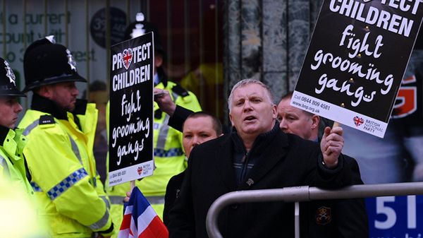 Członek Brytyjskiej Partii Narodowej Clive Jefferson protestuje przed sądem przeciwko gangom wykorzystującym seksualnie nieletnie ofiary