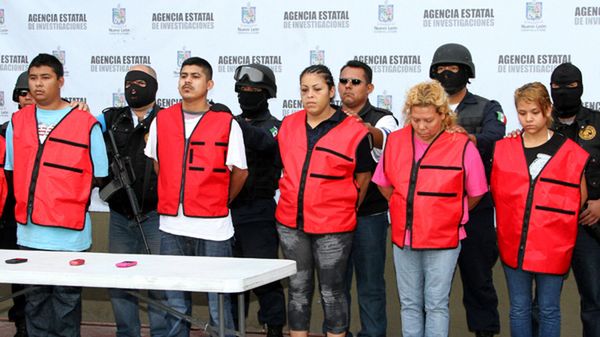 Policja prezentuje schwytanych członków kartelu Zetas