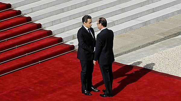 Francois Hollande i Nicolas Sarkozy przed wejściem do Pałacu Elizejskiego