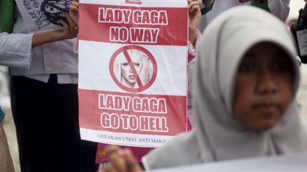 Protest przeciwko występowi Lady Gagi