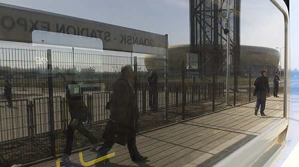 Odbicie w szybie pociągu stojącego na wyremontowanej stacji Gdańsk Stadion Expo