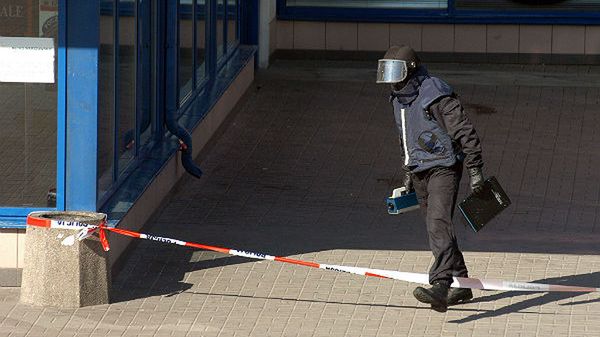 Funkcjonariusz wychodzi ze Stacji Metro Centrum, która została zamknięta na kilka godzin z powodu alarmu bombowego (zdj. arch.)