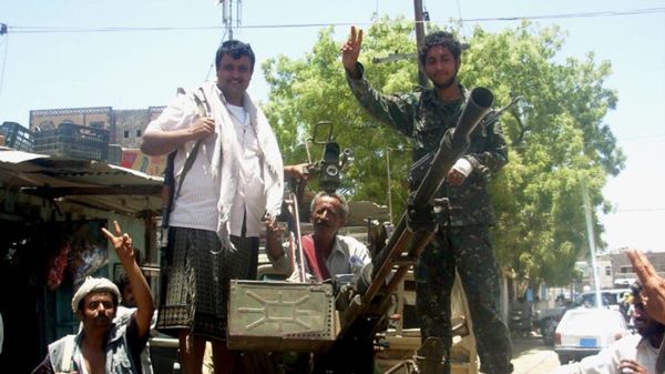 Jemeńscy żołnierze cieszą się z udanego ataku na Al-Kaidę