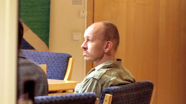 Peter Mangs na sali sądowej w Malmo (21 grudnia 2010 roku)