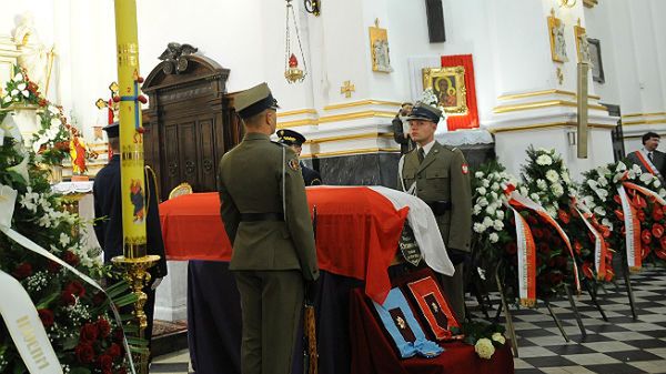 Trumna z ciałem prof. Wiesława Chrzanowskiego