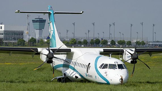 Podczas awaryjnego lądowania samolotu ATR 72 kilka osób zostało rannych