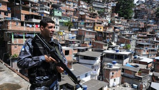 Policjant w jednej z dzielnic nędzy w Rio de Janeiro