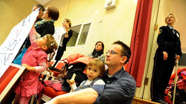 Rodzice z małymi dziećmi biorą udział w XXXVI sesji Rady Warszawy, gdzie mają zaproponować wprowadzenie godzinowej opłaty za opiekę w stołecznych żłobkach