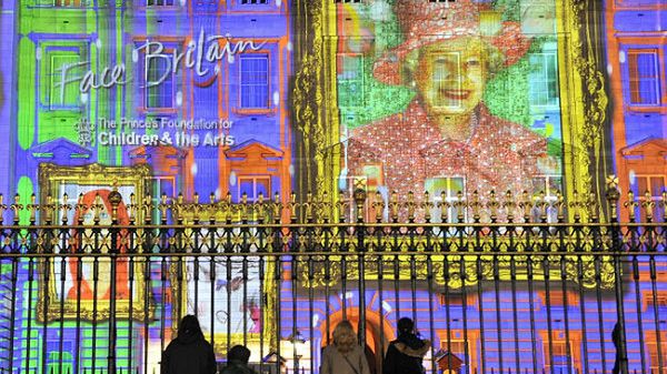Obraz zmontowany z ponad 200 tysięcy prac dzieci oświetla Pałac Buckingham w Londynie