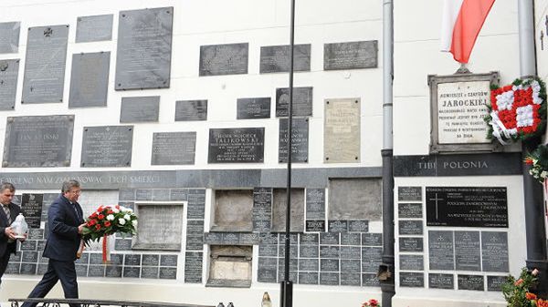 Prezydent Bronisław Komorowski złożył kwiaty na grobie Wojciecha Ziembińskiego oraz pod krzyżem katyńskim na warszawskich Powązkach