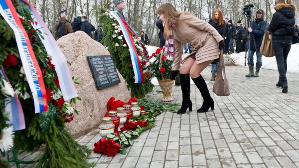 Kwiaty na miejscu tragedii prezydenckiego samolotu TU-154M
