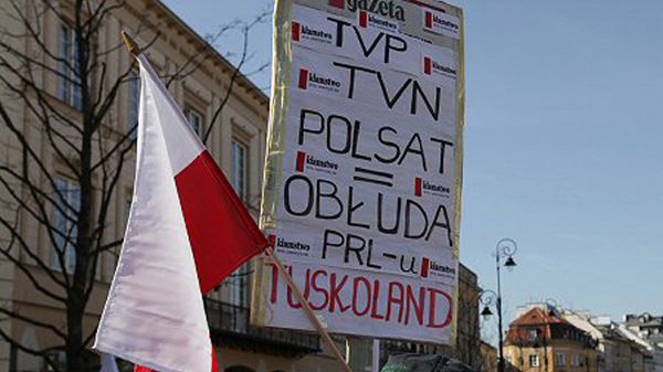 Manifestacja przed Pałacem Prezydenckim w drugą rocznicę katastrofy smoleńskiej