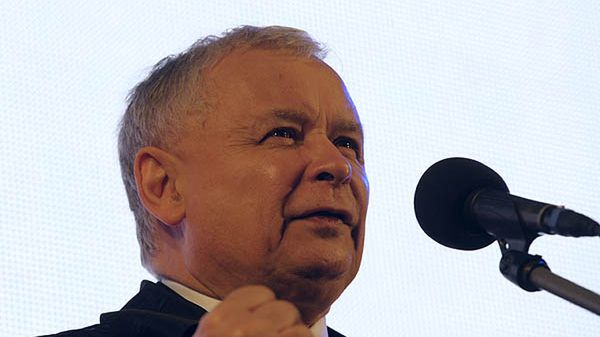 Jarosław Kaczyński przemawia przed Pałacem Prezydenckim
