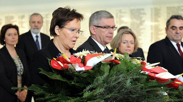 Marszałek Sejmu Ewa Kopacz, wicemarszałek Senatu Stanisław Karczewski oraz członkowie prezydiów Sejmu i Senatu złożyli kwiaty pod tablicą upamiętniającą posłów i senatorów, którzy zginęli w katastrofie smoleńskiej