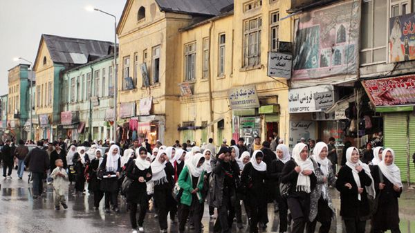 Afgańskie uczennice wracają ze szkoły do domów w Kabulu