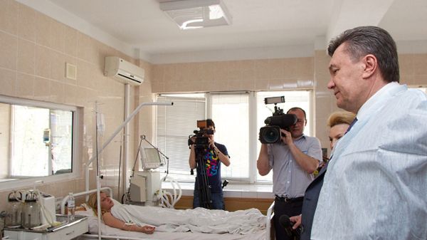 Prezydent Janukowycz odwiedza rannych w szpitalu