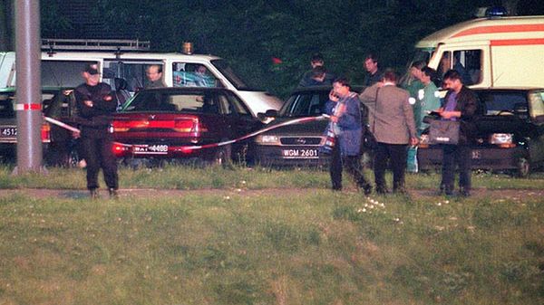 Zdjęcie archiwalne: policja bada ślady na miejscu, gdzie zastrzelony został gen. Papała