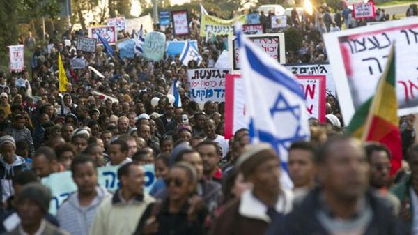 Protest etiopskich Żydów przed Knesetem w styczniu 2012 roku