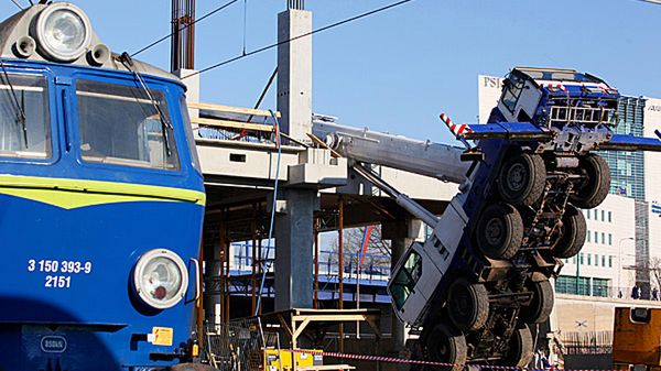 50-tonowy dźwig przewrócił się na budowie nowego dworca Poznań Główny