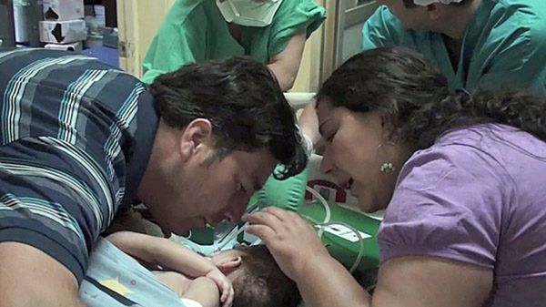 Rodzicie całują dzieci przed operacją