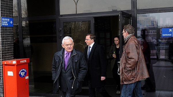 Leszek Miller wychodzi z Wojskowego Instytutu Medycznego na Szaserów, gdzie odwiedził gen. Wojciecha Jaruzelskiego