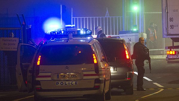 Policjanci eskortujący Noriegę na lotnisko