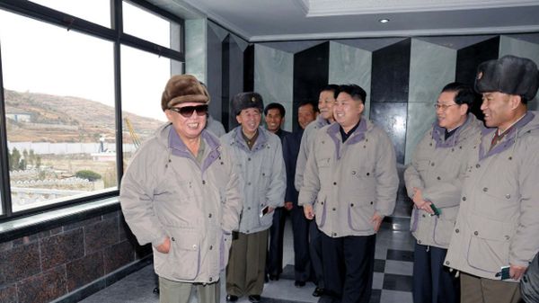 Kim Dzong Il z najmłodszym synem Kim Dzong Unem (w środku)