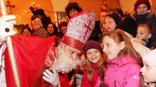 Święty Mikołaj, biskup Myry, wręcza prezenty krakowskim dzieciom