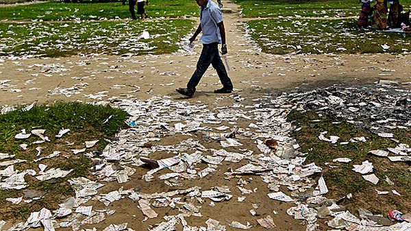 O panującym podczas wyborów bałaganie świadczą walające się na ziemi setki kart do głosowania