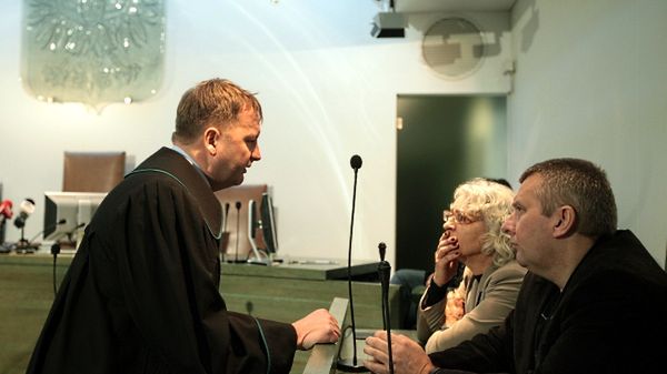 Mecenas Marek Małecki i oskarżeni Grażyna Biskupska, Kuba Jałoszyński