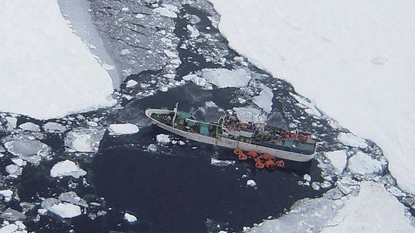 Rosyjski trawler "Sparta" uwięziony w polu lodowym