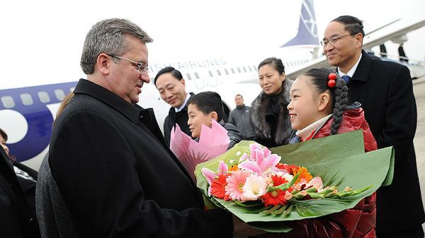 Powitanie prezydenta Bronisława Komorowskiego na lotnisku w Szanghaju