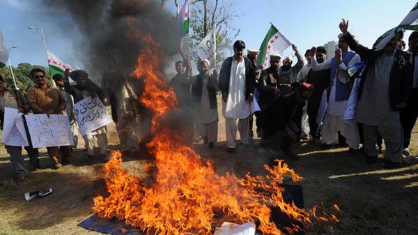 Pakistańczycy protestują po omyłkowych nalotach NATO