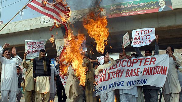 Protestujący podpalili amerykańską flagę