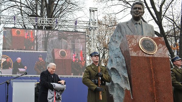 B. prezydent Lech Wałęsa odsłonił pomnik 40. prezydenta USA Ronalda Reagana