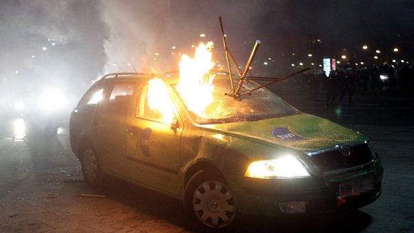 Podpalony samochód TVN podczas zamieszek na Placu Na Rozdrożu