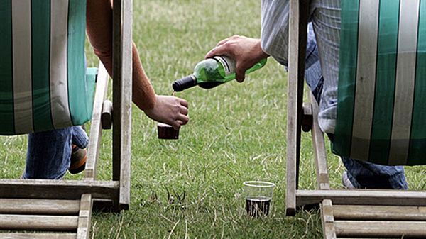 Na Wyspach nie wolno pić alkoholu w miejscach publicznych