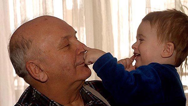 Dziadek Michał z wnukiem Piotrusiem. (fot. arch z 2004r.)