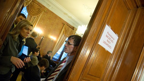 Rzecznik NIL Katarzyna Strzałkowska i przewodniczący OZZL Krzysztof Bukiel na posiedzeniu Naczelnej Rady Lekarskiej