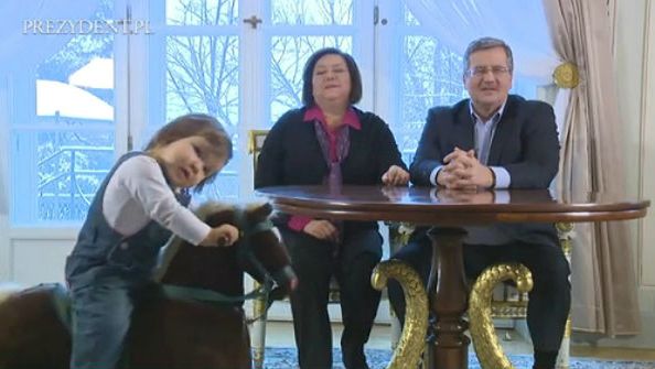 Kadr z filmu, w którym prezydencka para składa życzenia z okazji Dnia Babci i Dziadka w towarzystwie wnuczki Hani