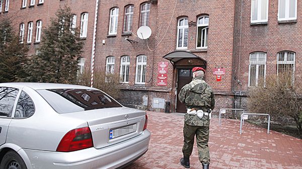 Wejście do Wojskowej Prokuratury Okręgowej w Poznaniu, gdzie odbyła się konferencja prasowa płk. Mikołaja Przybyła