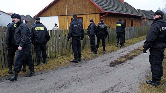 Policjanci w pobliżu miejsca zbrodni